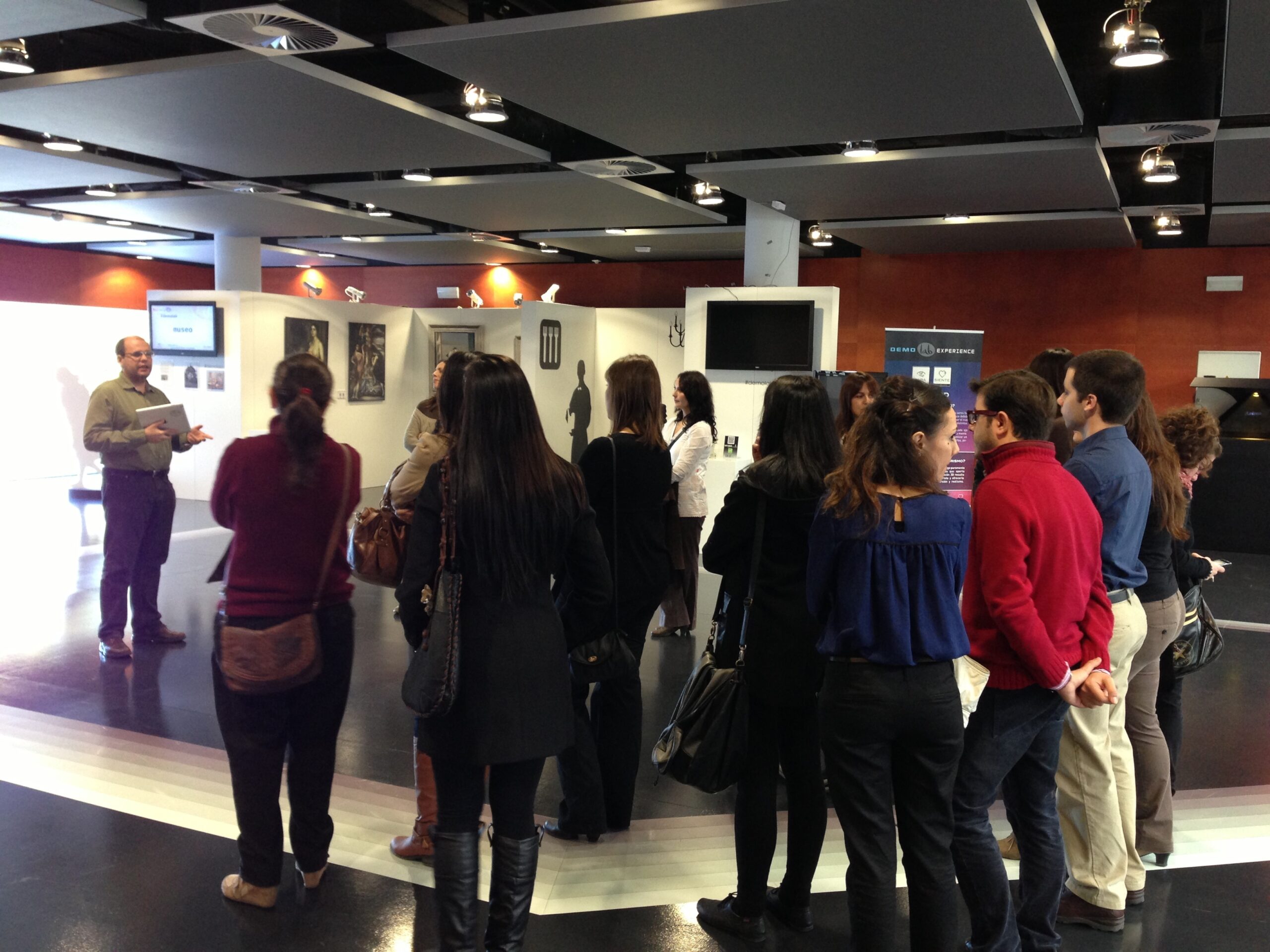 Alumnos del Curso de Gestión Hotelera de Ciomijas visitan el DemoLab