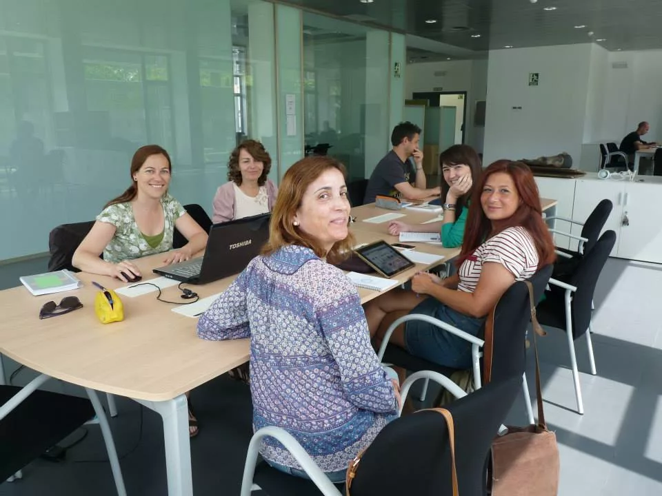 Mujeres recibiendo formacion en Andalucia Lab