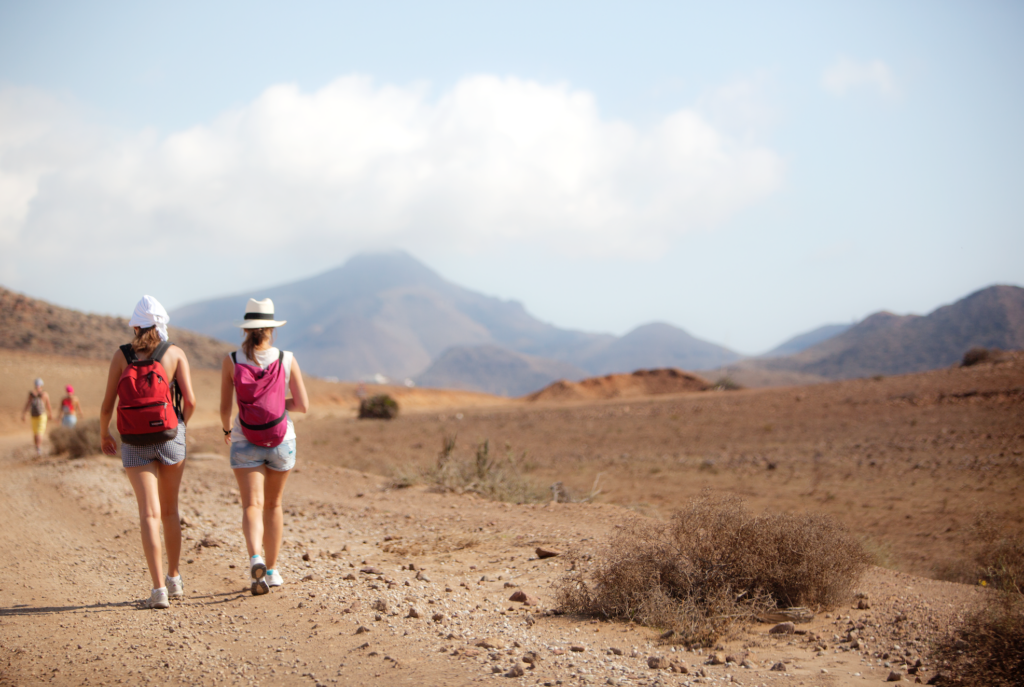 mujeres paseando por la naturaleza