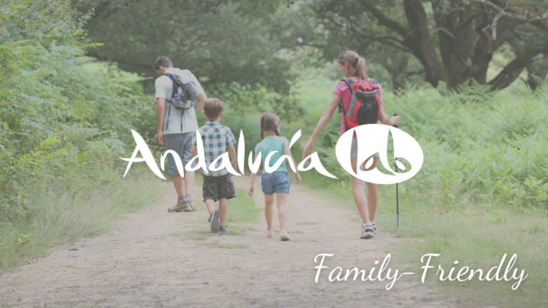 Familia dando un paseo por el campo