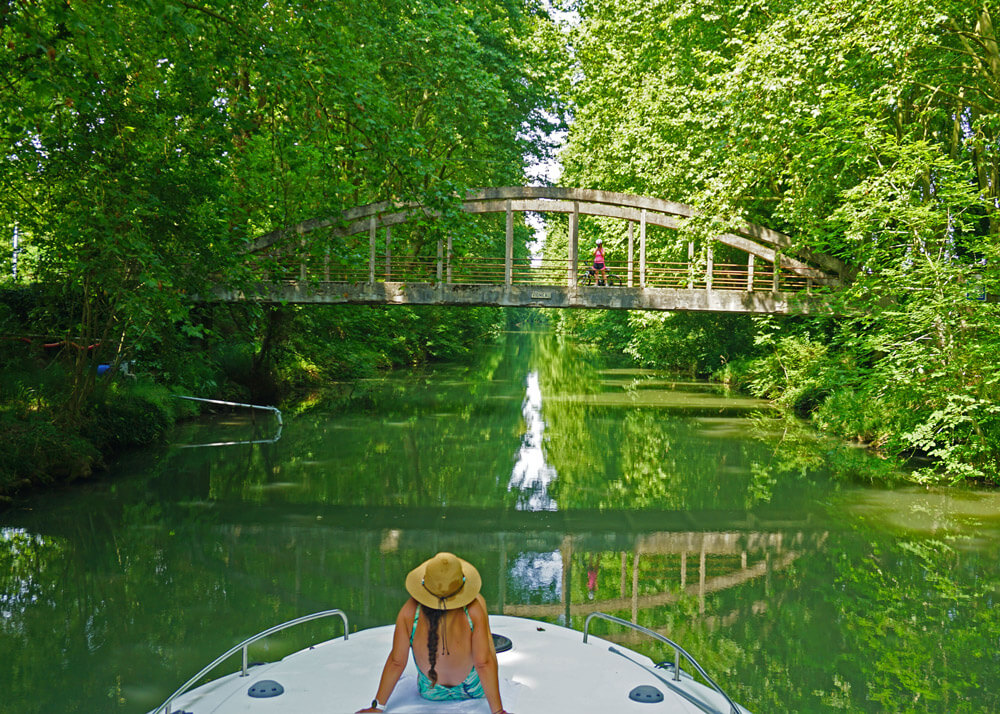 Lucía blogueraviajera disfrutando  de la naturaleza en un barco fluvial